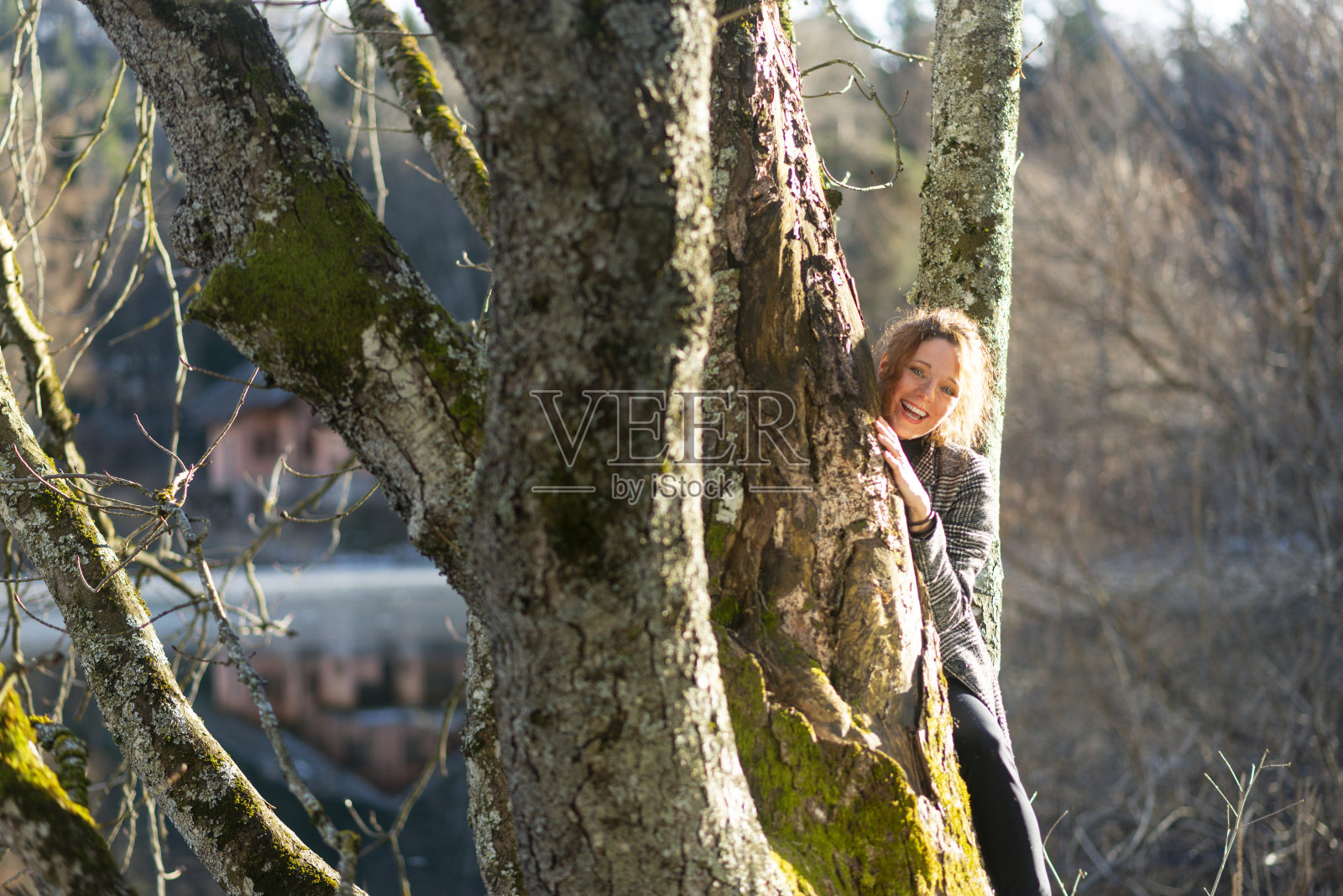 林地中一位美丽的金色头发女人照片摄影图片