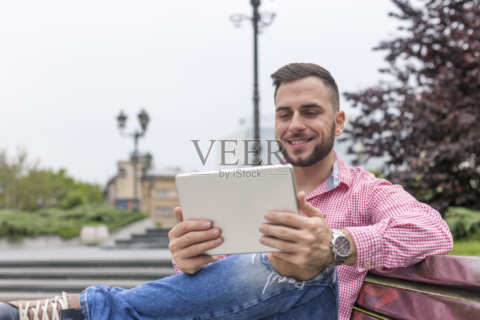 使用数字平板电脑的内容人照片摄影图片