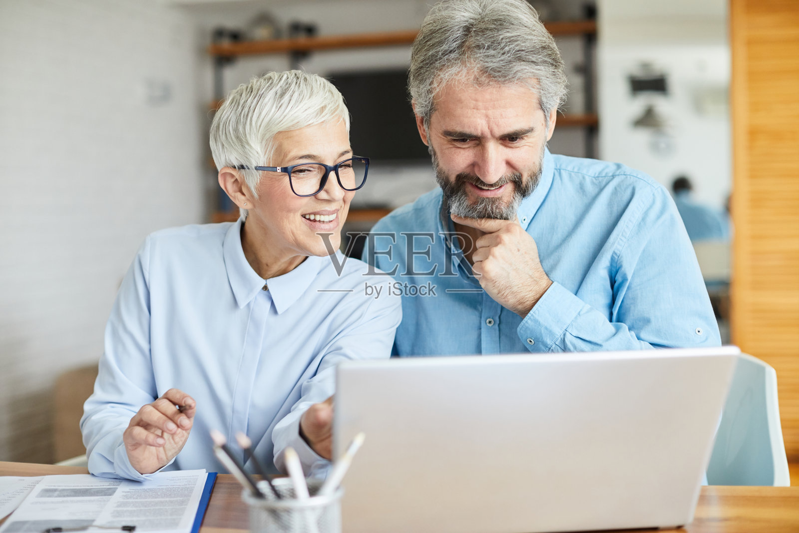 快乐的商业团队同事在办公室工作照片摄影图片