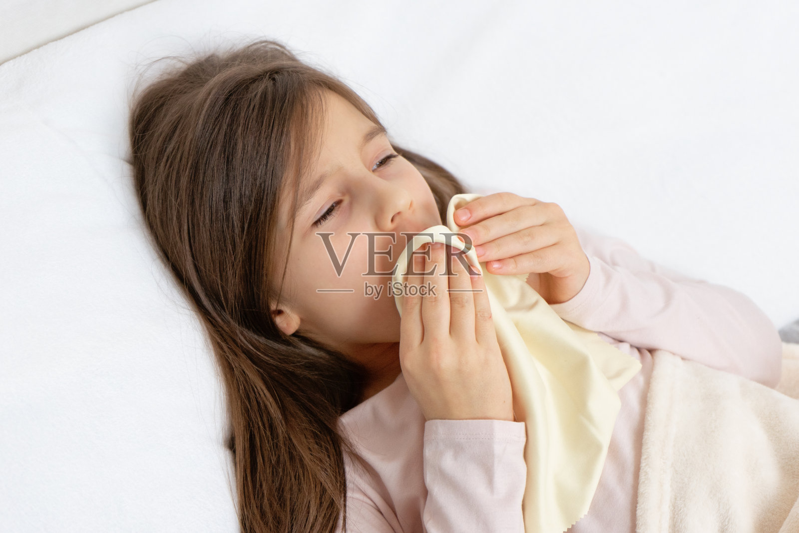 小女孩躺在床上剧烈咳嗽，患了感冒和病毒照片摄影图片