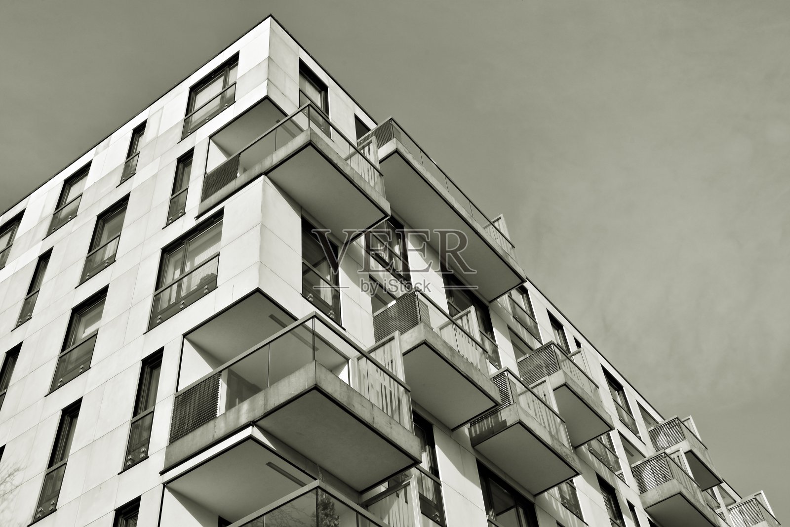 一个新的现代化公寓大楼的细节。黑色和白色。照片摄影图片