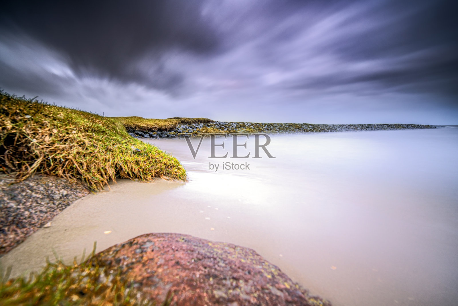 有暴风雨的天气，湖面上有乌云，海岸线上有暴风雨的波涛照片摄影图片
