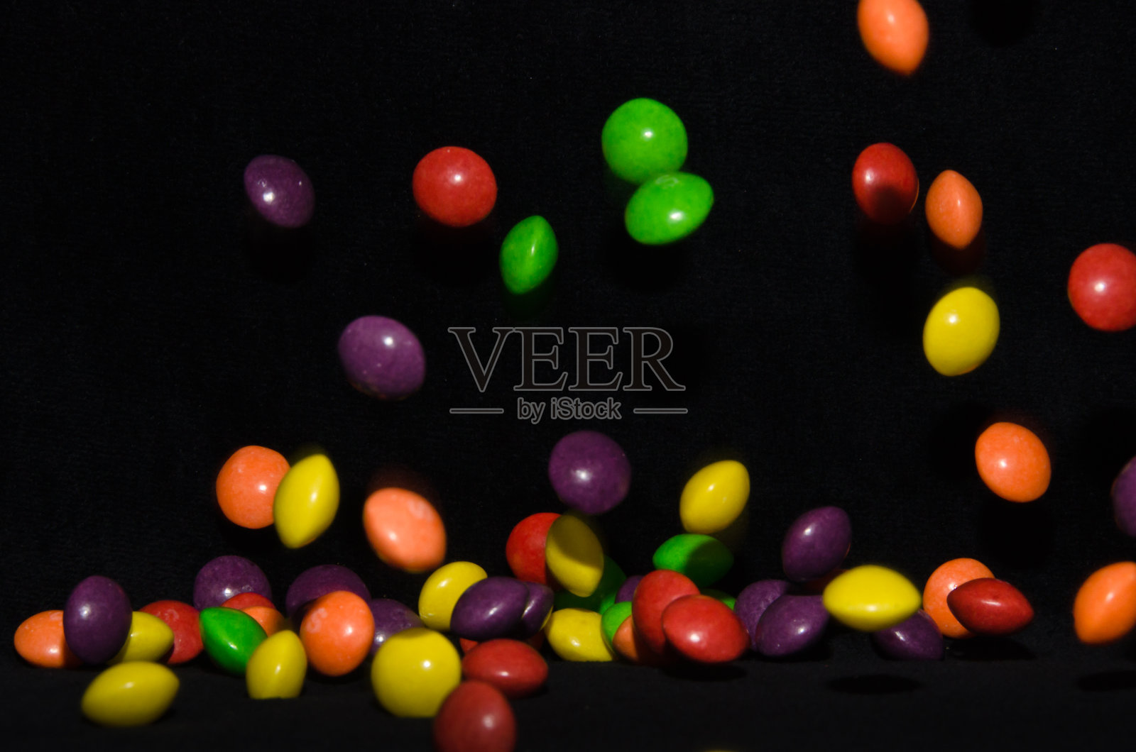 许多甜美多彩的糖果落在桌子上照片摄影图片