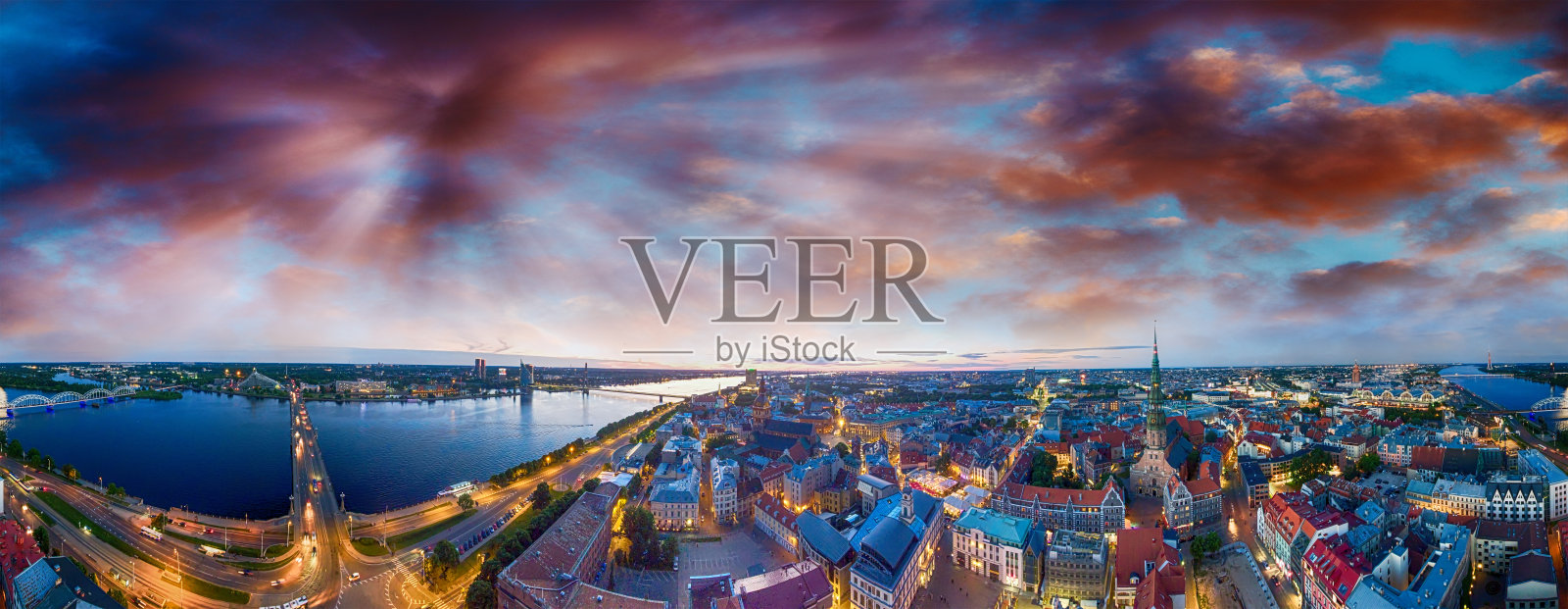 里加,拉脱维亚。城市天际线和河流在夜间-鸟瞰图照片摄影图片