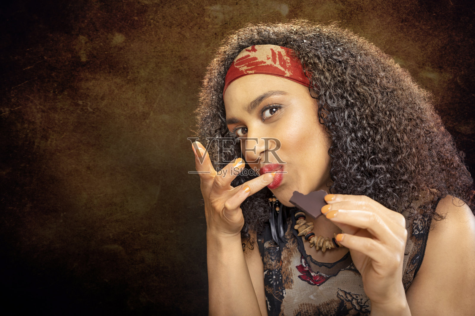 巴西美女咬巧克力棒舔手指照片摄影图片