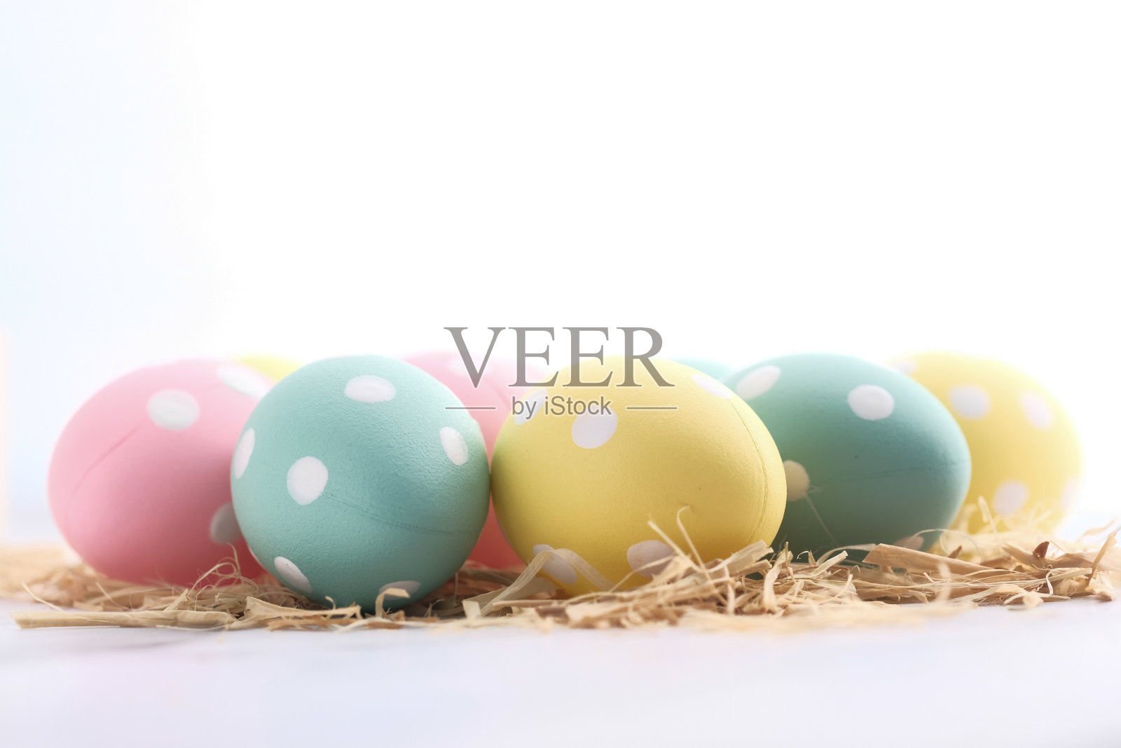 近距离的彩色复活节彩蛋在白色的背景照片摄影图片