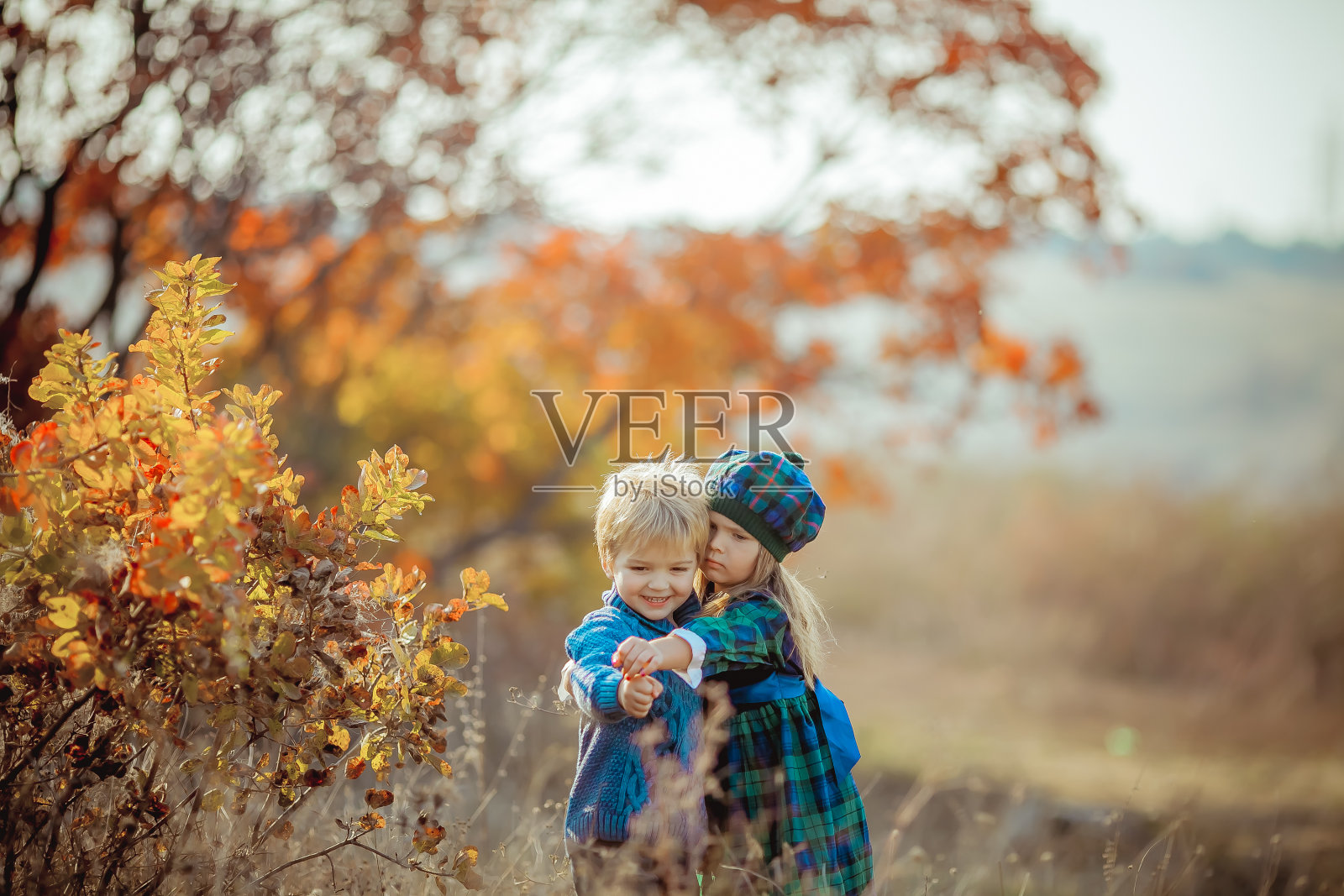 身穿法式普罗旺斯风格服装的儿童在秋季森林中散步照片摄影图片