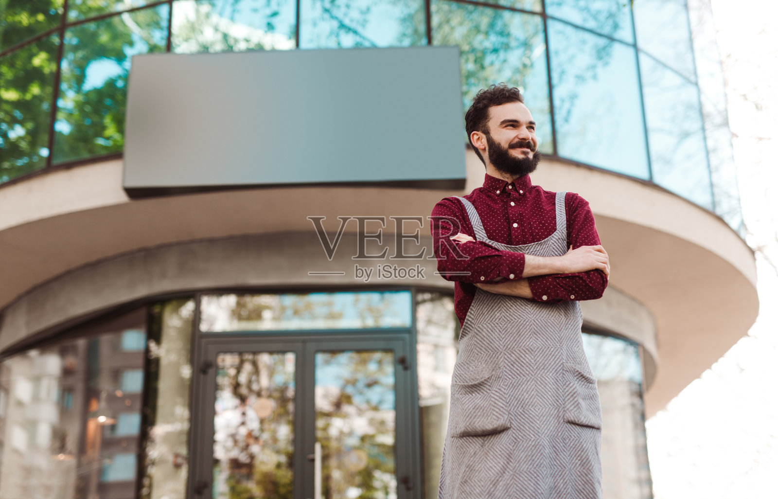 咖啡店主站在空标志旁照片摄影图片