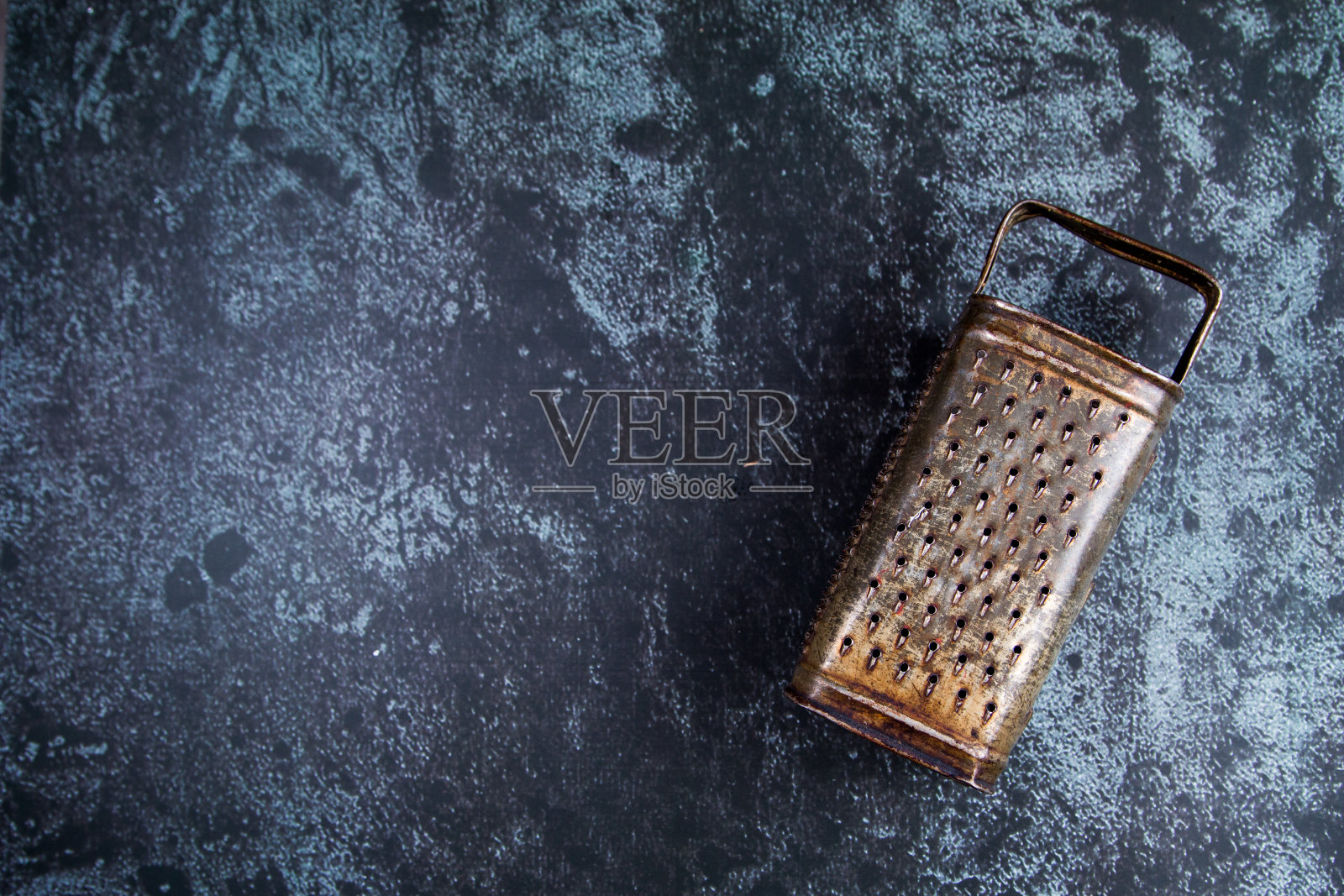 复古厨房刨丝器在蓝色的grundge背景照片摄影图片