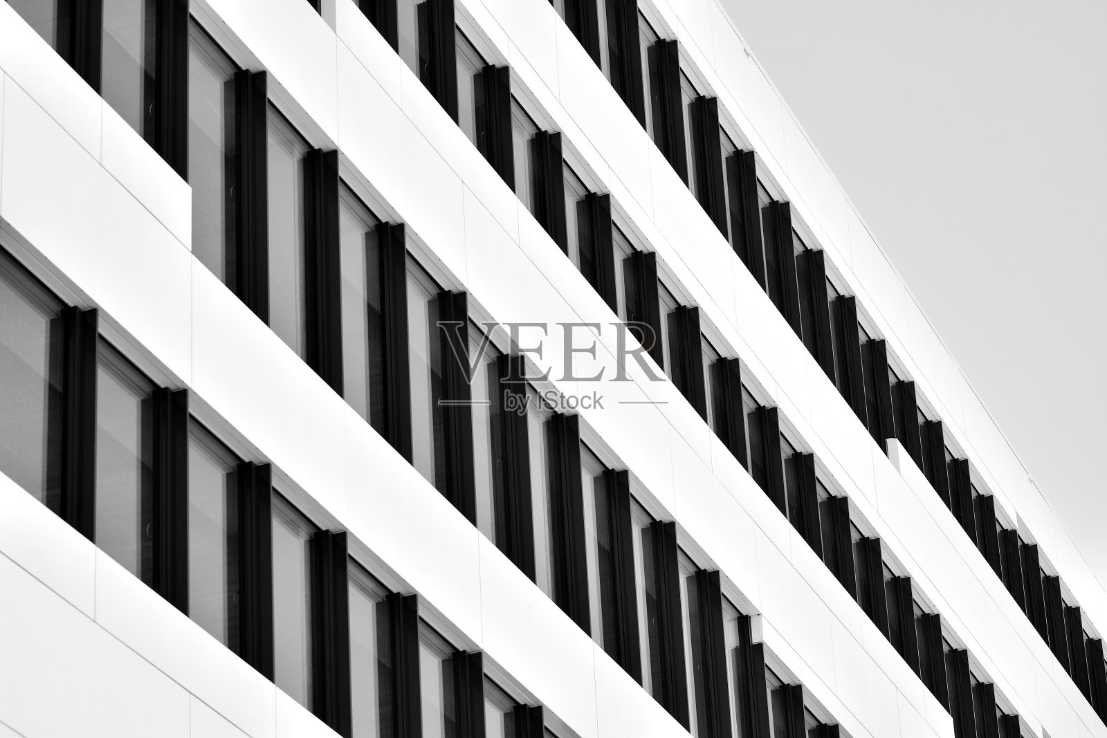 现代办公建筑的墙由钢和玻璃制成。黑色和白色。照片摄影图片