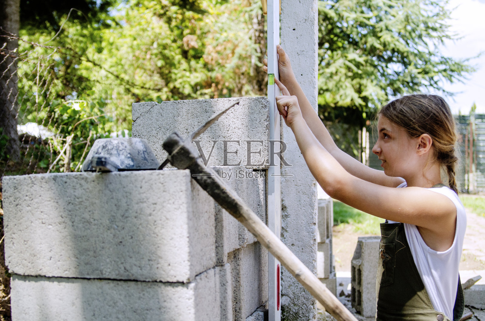 女孩帮助重建房屋花园照片摄影图片