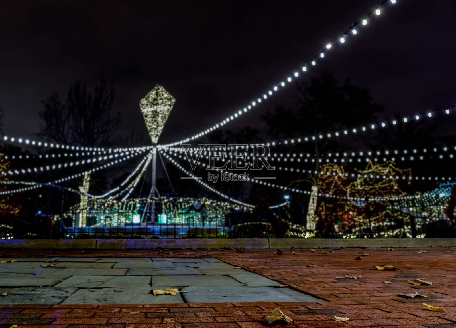 费城，宾夕法尼亚州——富兰克林广场的圣诞装饰和灯光照片摄影图片