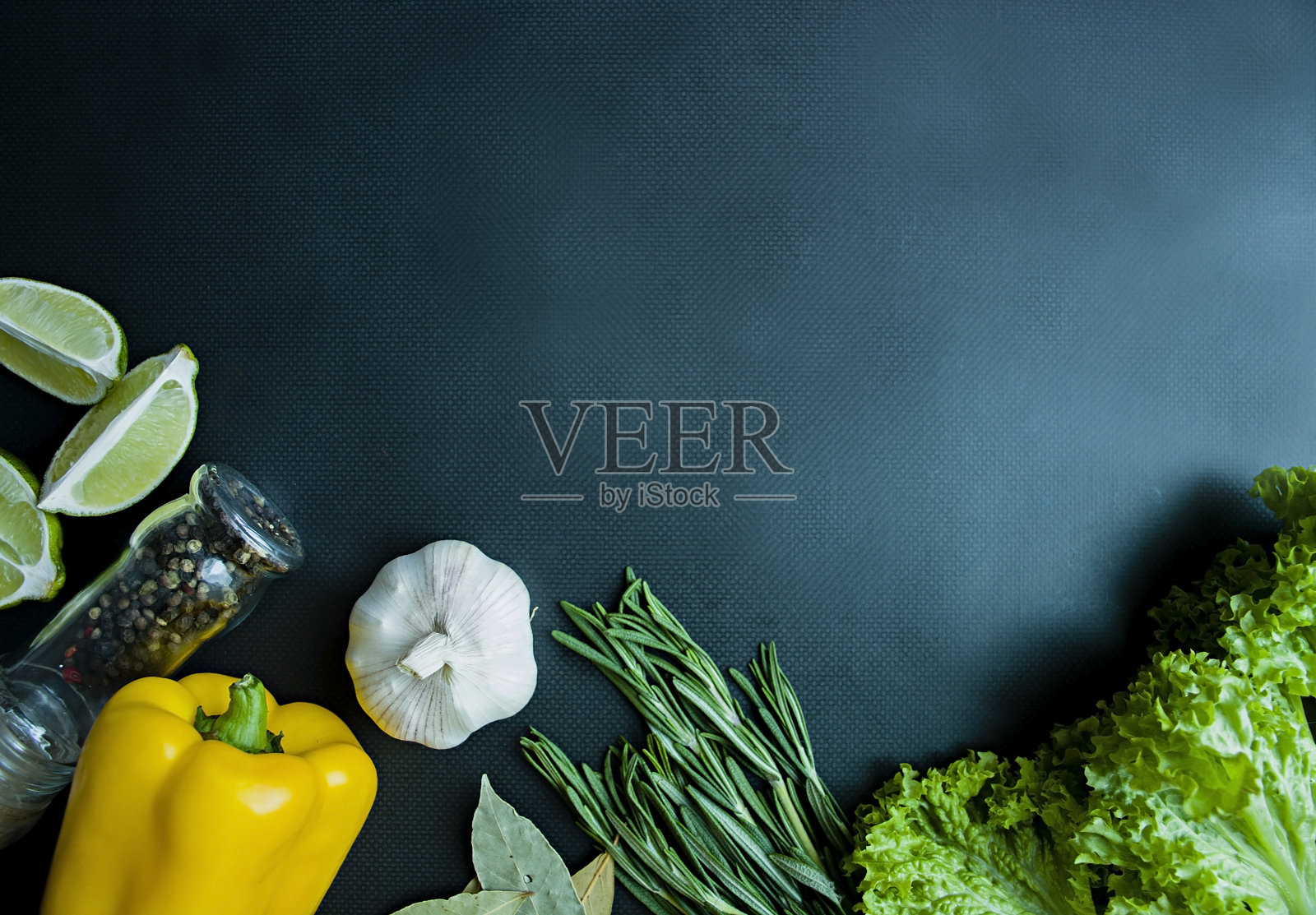深色背景上的新鲜蔬菜和绿色蔬菜。文本。从以上观点。照片摄影图片