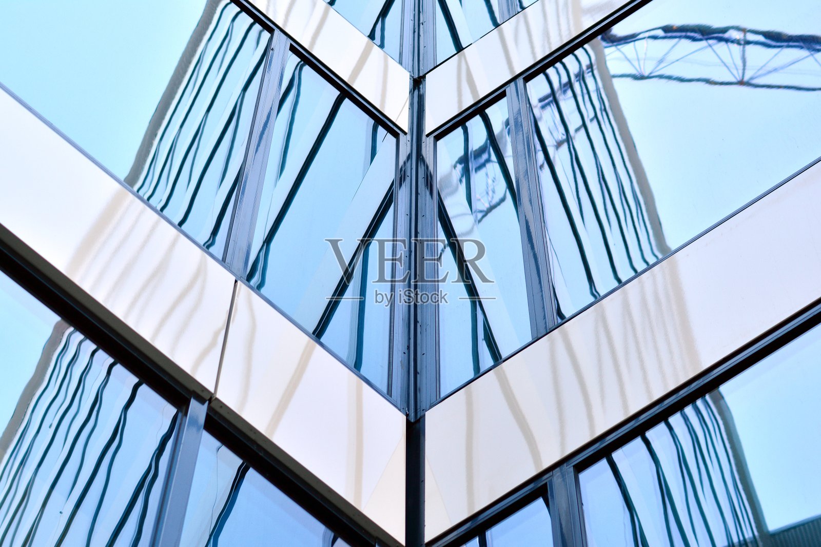 现代办公建筑。办公大楼的玻璃墙-商业背景照片摄影图片