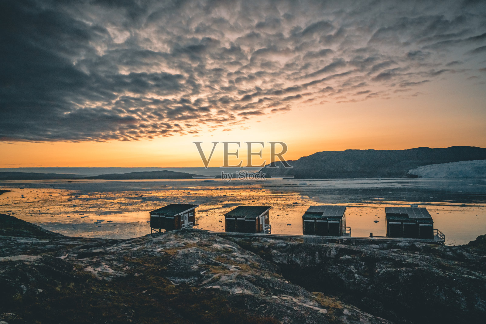 格陵兰岛午夜阳光下的Eqi冰川自然风光照片摄影图片