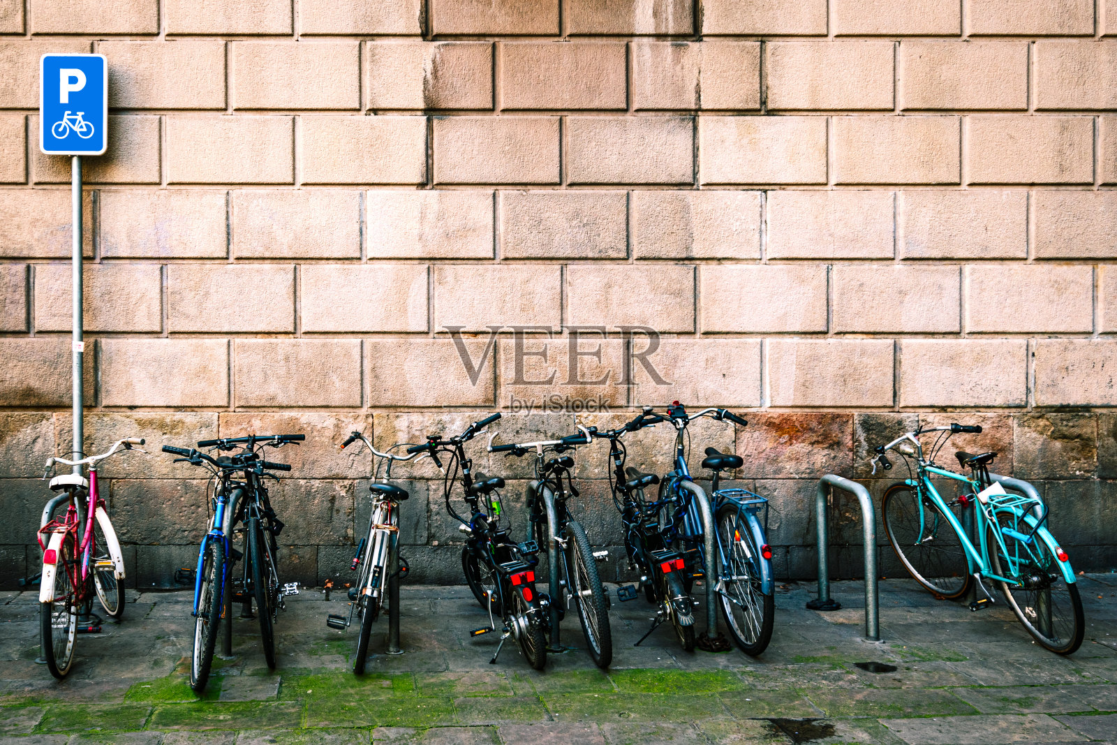 停放在现代巴塞罗那城市景观中的自行车照片摄影图片