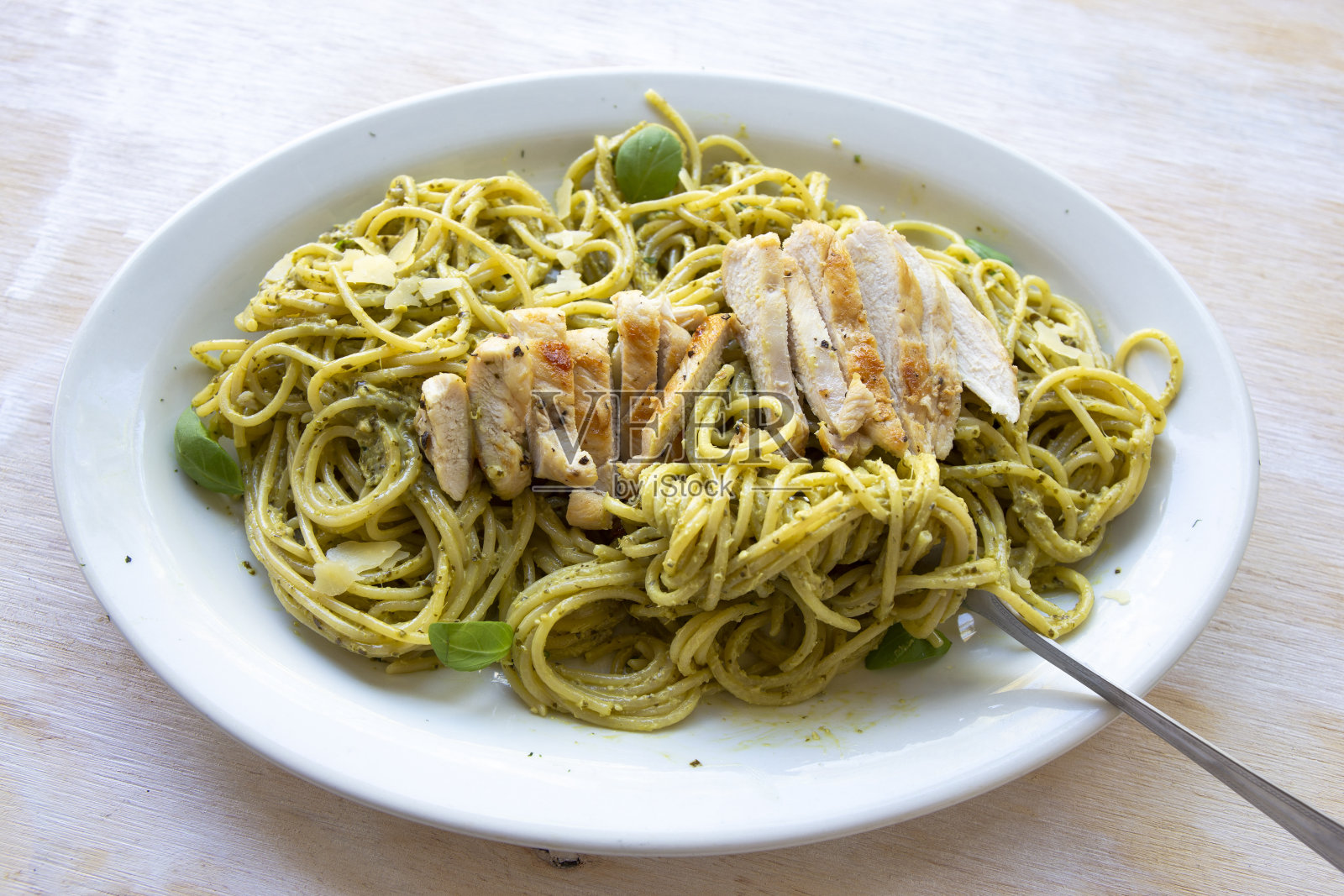 香蒜沙司鸡肉意大利面照片摄影图片