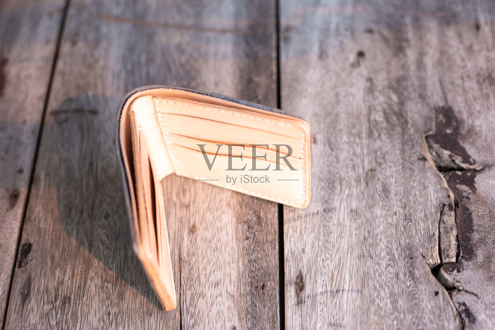 皮革海军蓝与白色奶油钱包手工工作在木材背景照片摄影图片