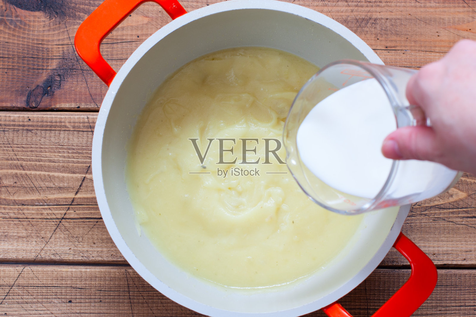 自制面包丁土豆泥汤分步制作：步骤7 - 在汤中加入奶油（俯视，横向）照片摄影图片