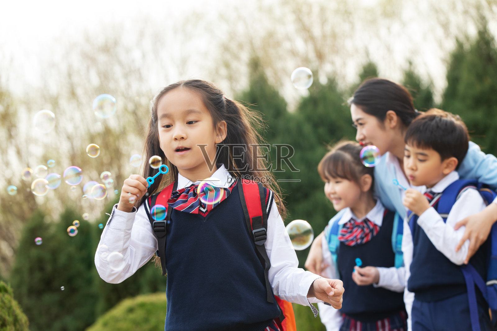 孩子们吹泡泡照片摄影图片