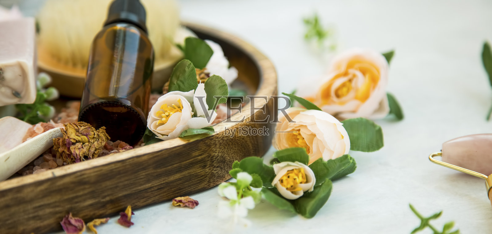 Spa静物设置与玫瑰花蕾，木制托盘和油瓶，天然清洁素食美容产品照片摄影图片