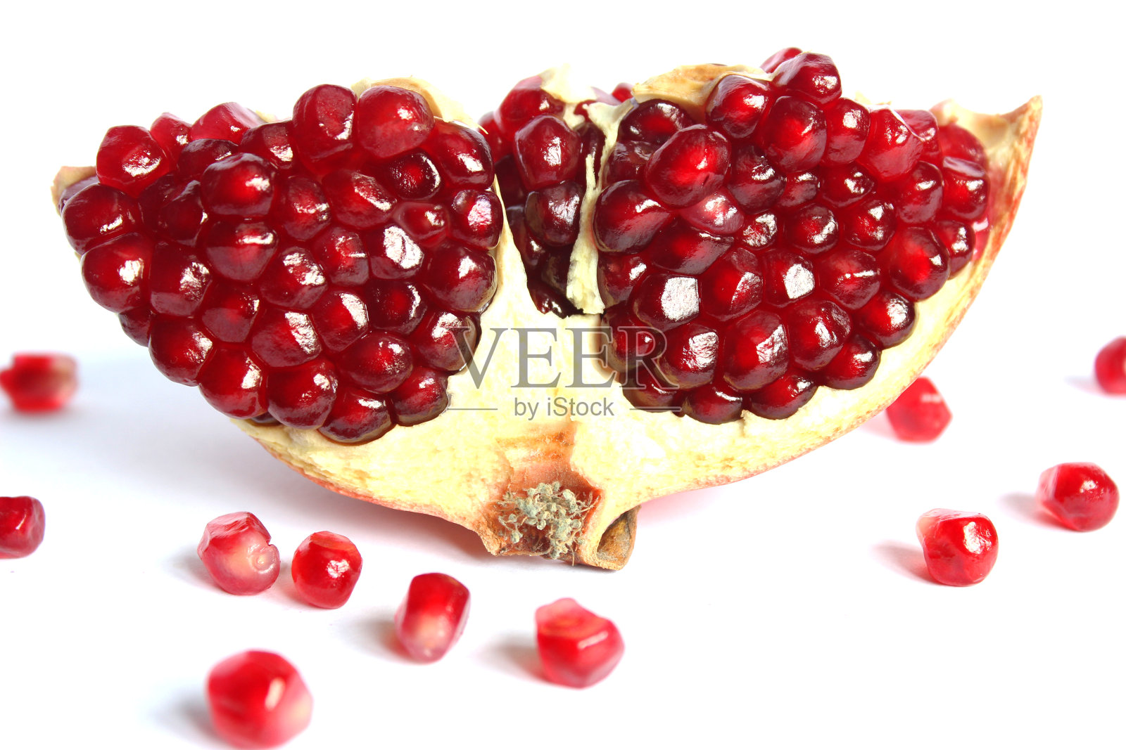 新鲜的整个和一半的石榴孤立在白色的背景照片摄影图片