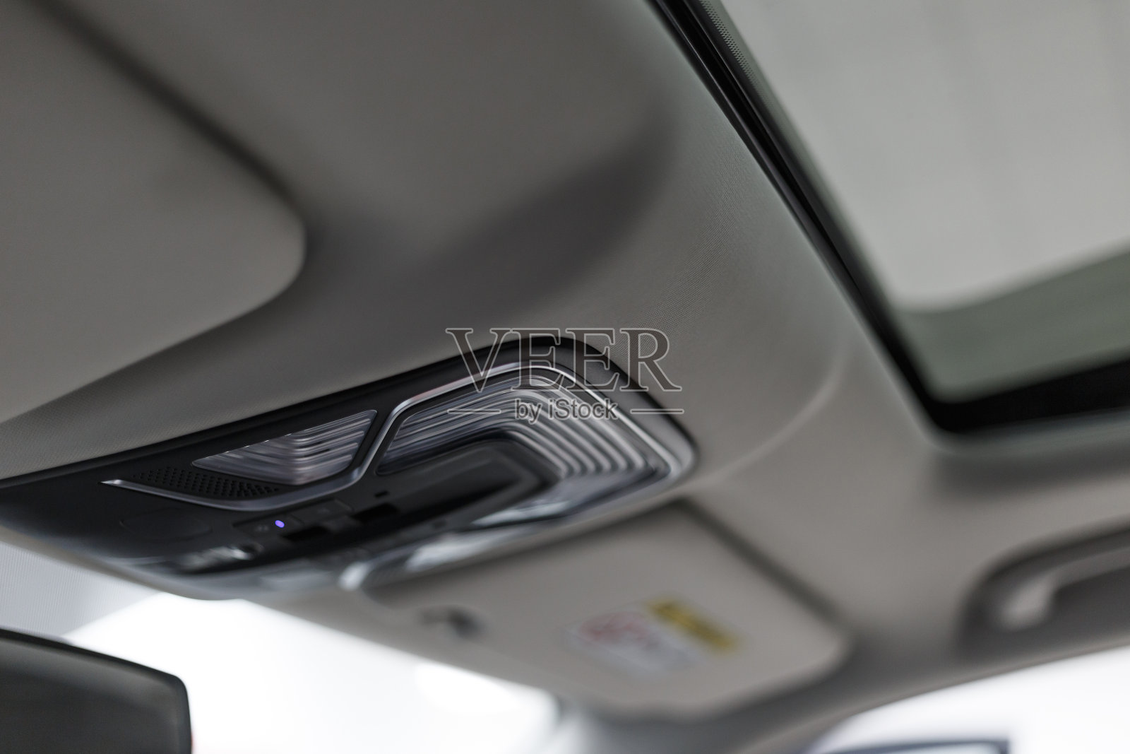 现代汽车照明仪表盘。豪华汽车仪表集群。汽车仪表盘的特写镜头。现代汽车内饰仪表盘。汽车的内部灯在天花板上照片摄影图片