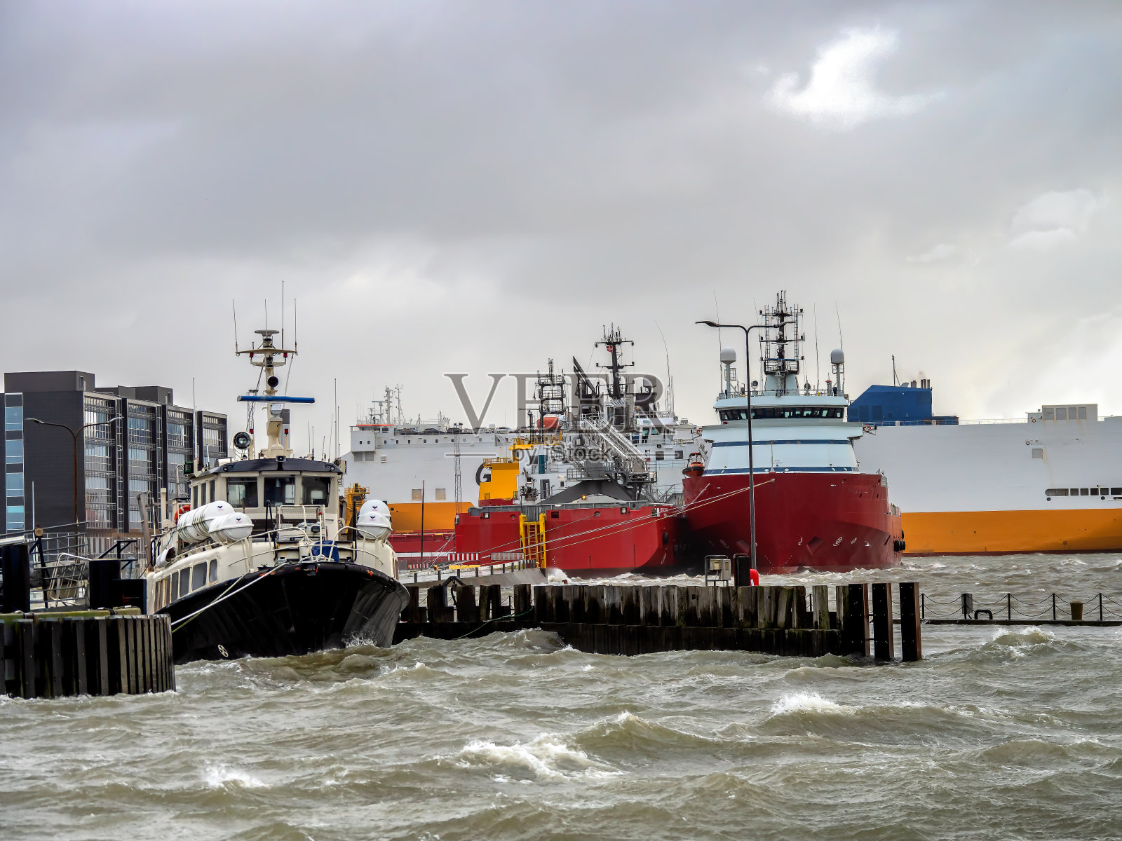 丹麦埃斯比约港口中石油和风力发电补给船照片摄影图片