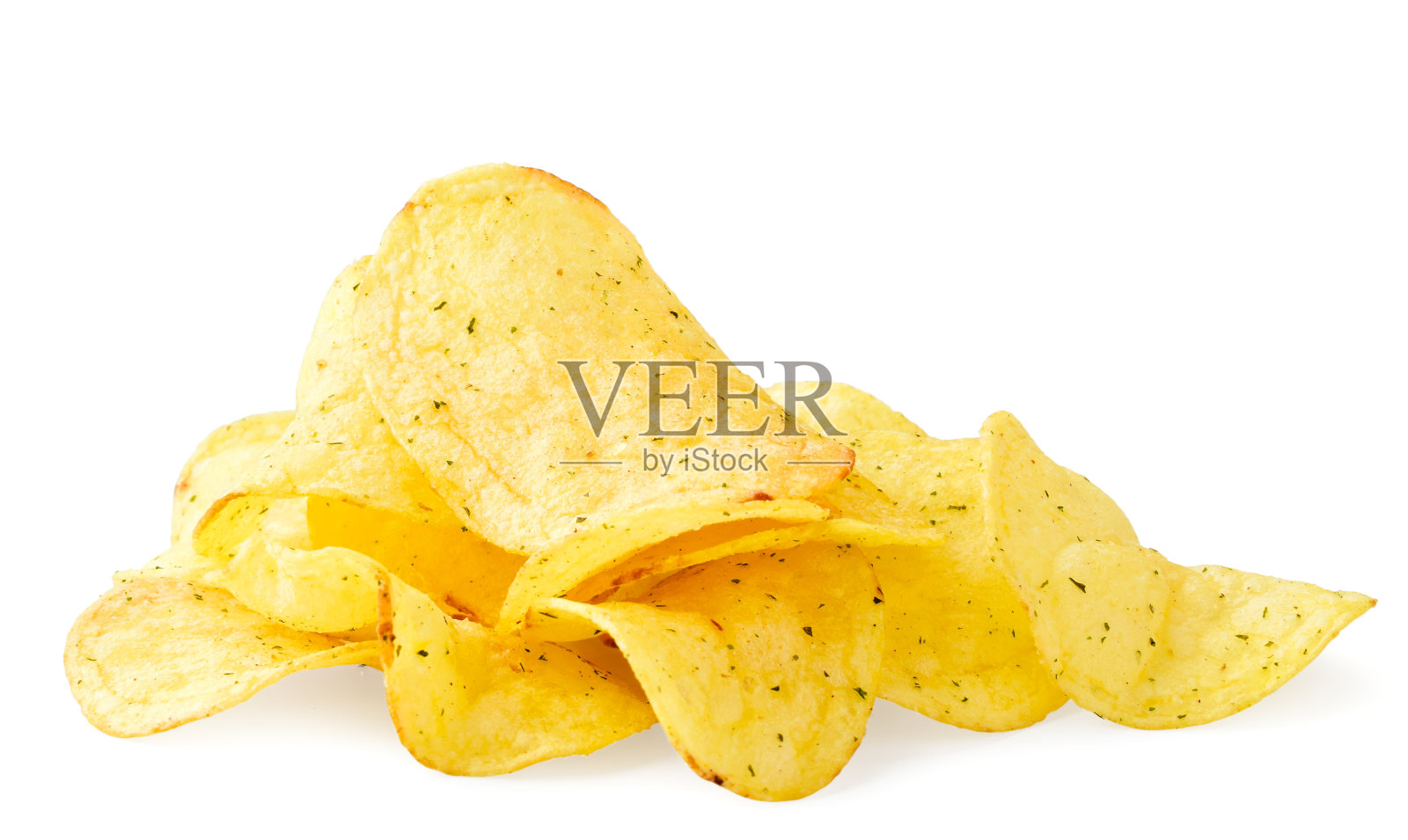 一堆带调味料的土豆片，特写在白色的背景上。孤立的照片摄影图片