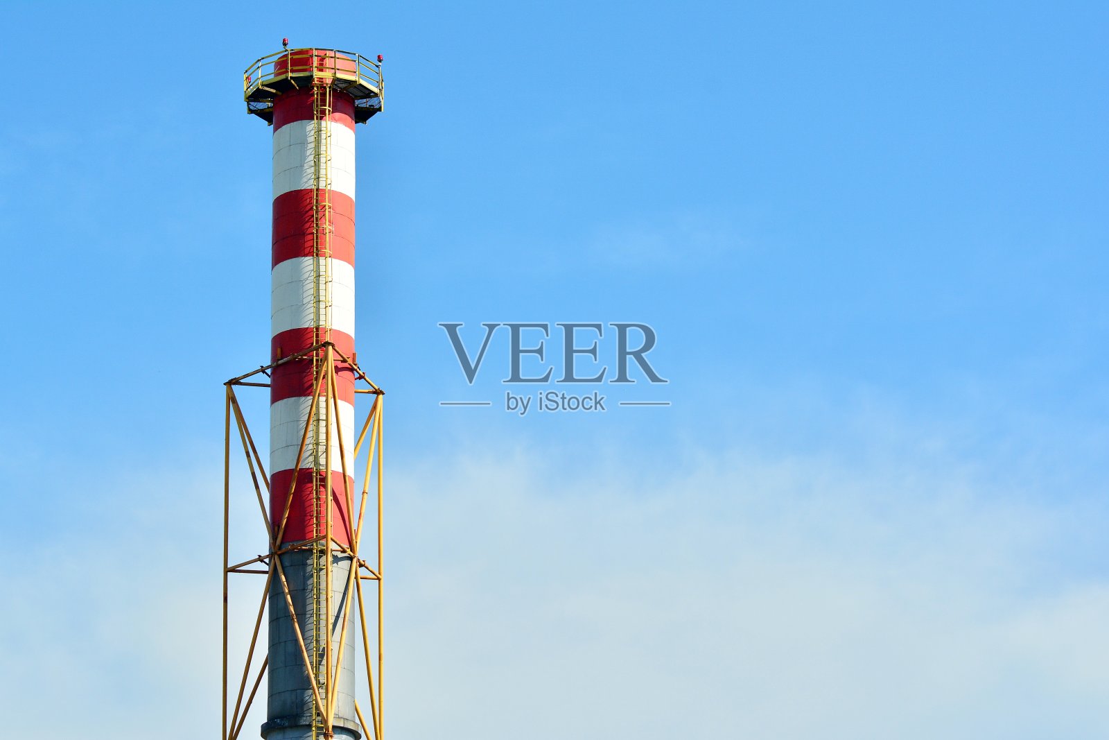 有高高的烟囱的现代工业建筑照片摄影图片