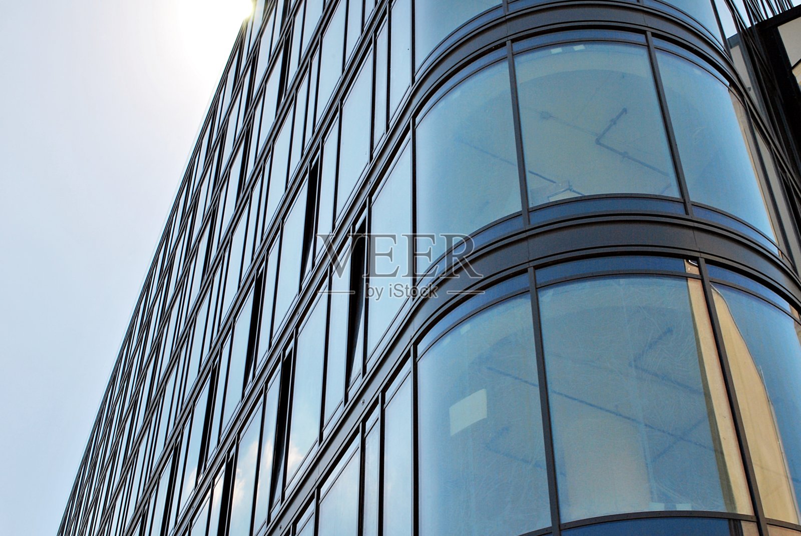 现代建筑。玻璃幕墙的现代办公大楼照片摄影图片