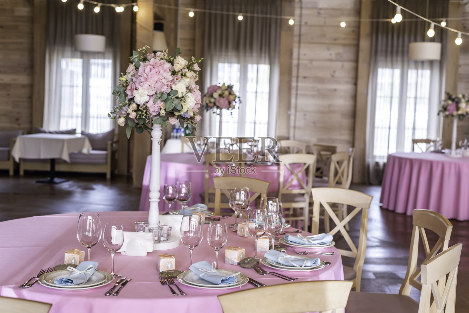 婚礼宴会上的装饰。婚礼餐厅装饰鲜花。豪华婚宴餐桌装饰。特殊事件表设置。鲜花装饰。照片摄影图片