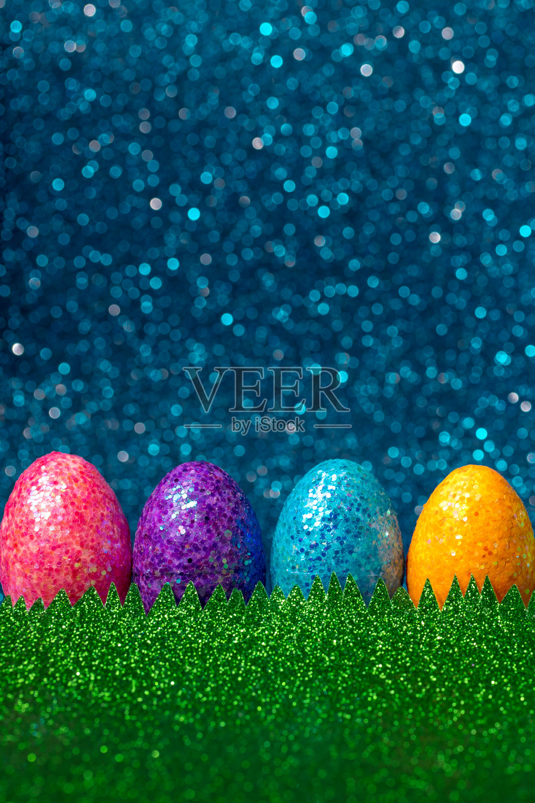复活节彩蛋在一个闪闪发光的散焦背景(蓝色)与复制空间照片摄影图片