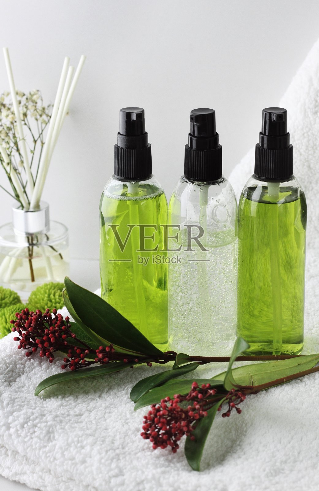 极简SPA背景上的有机护肤品与留白照片摄影图片