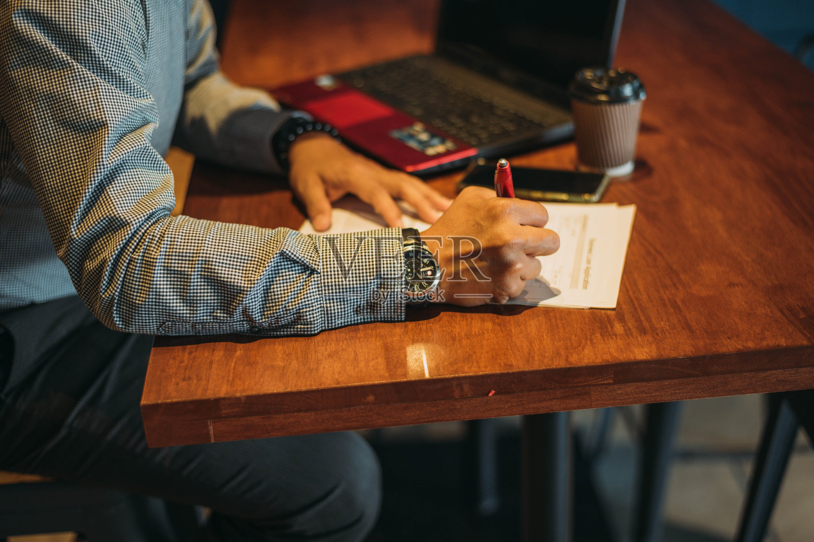 在咖啡馆工作的亚洲商人照片摄影图片