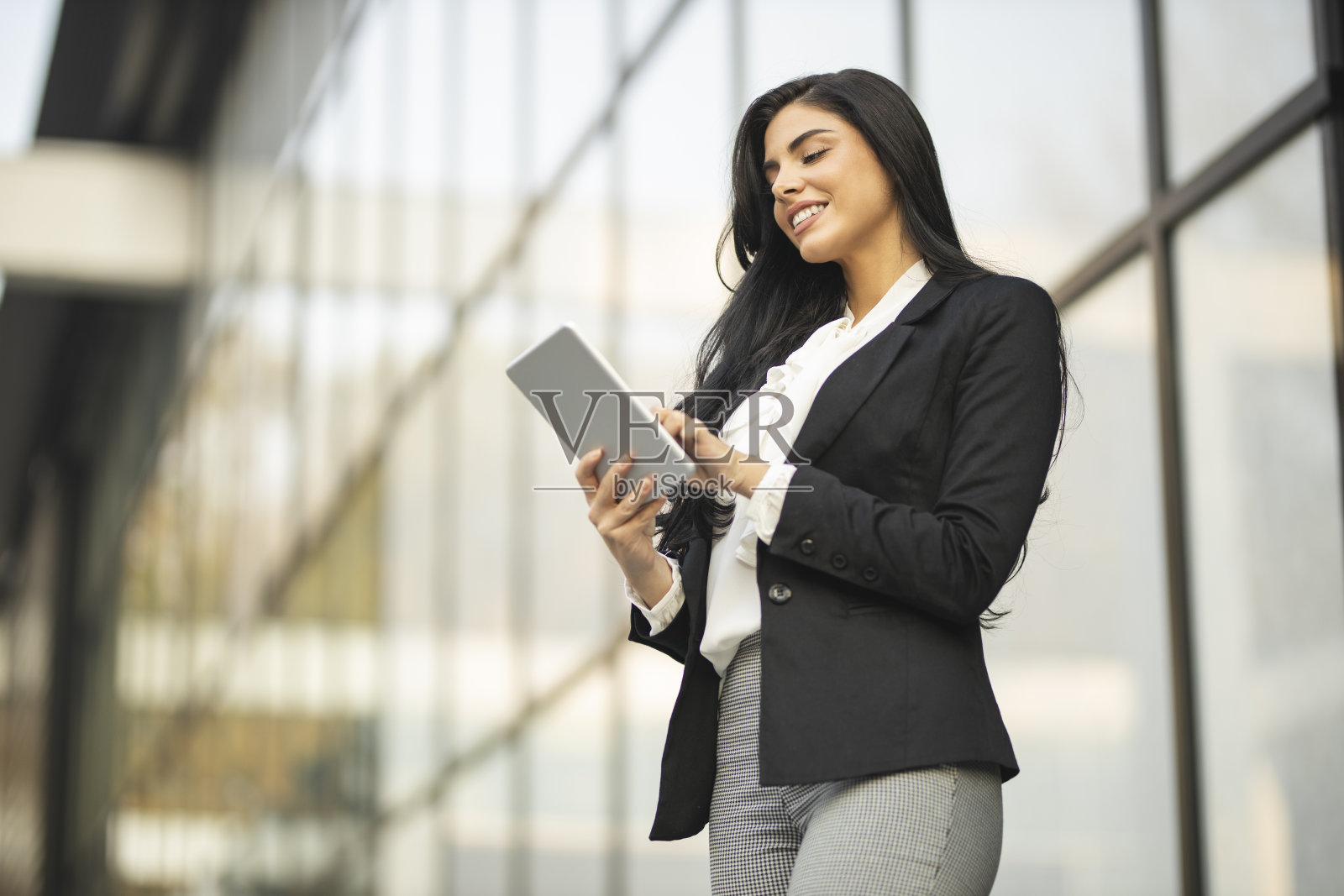 商业女性在数字平板电脑上工作的肖像照片摄影图片