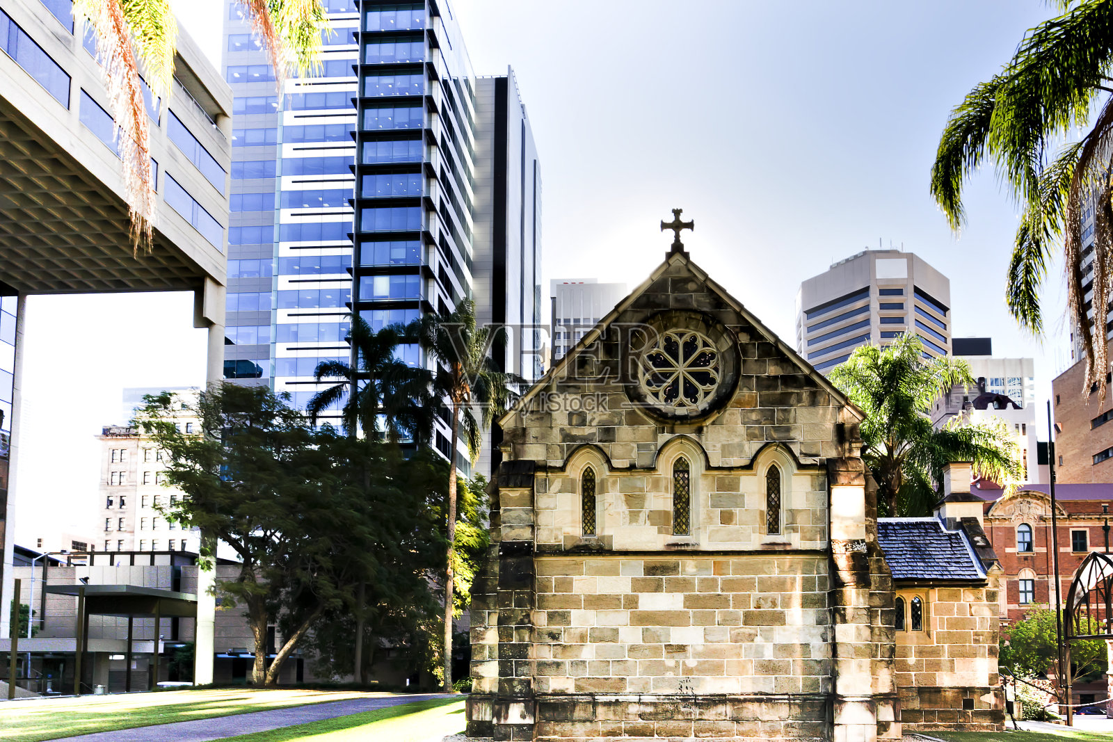 在城市建筑旁边用砖墙建造的古老教堂照片摄影图片