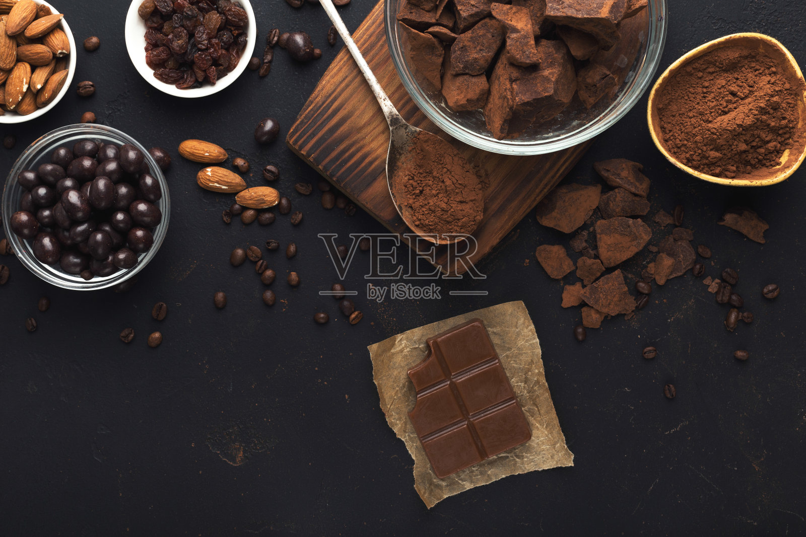 在黑色背景上的巧克力和坚果俯视图照片摄影图片