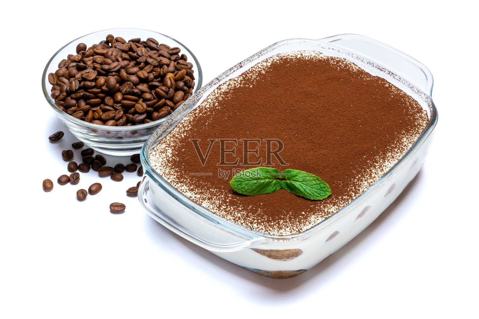 传统的意大利提拉米苏甜点在玻璃烘焙盘和咖啡豆分离上白照片摄影图片