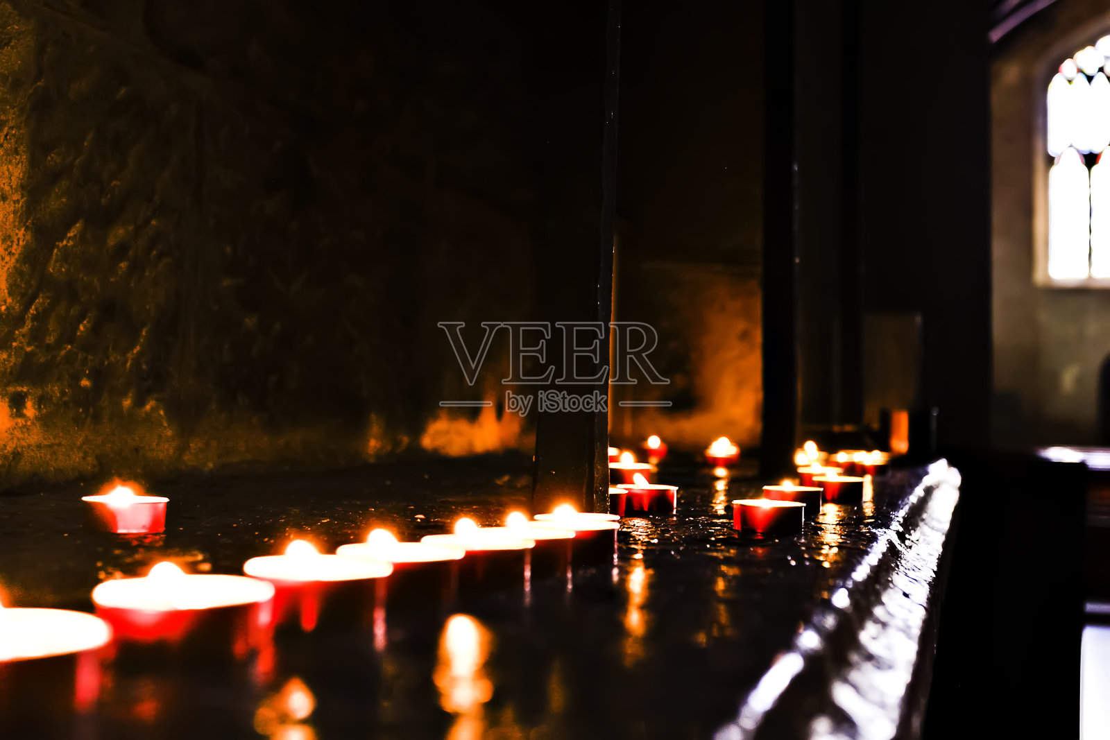 黑暗的房间里闪亮的烛光照片摄影图片