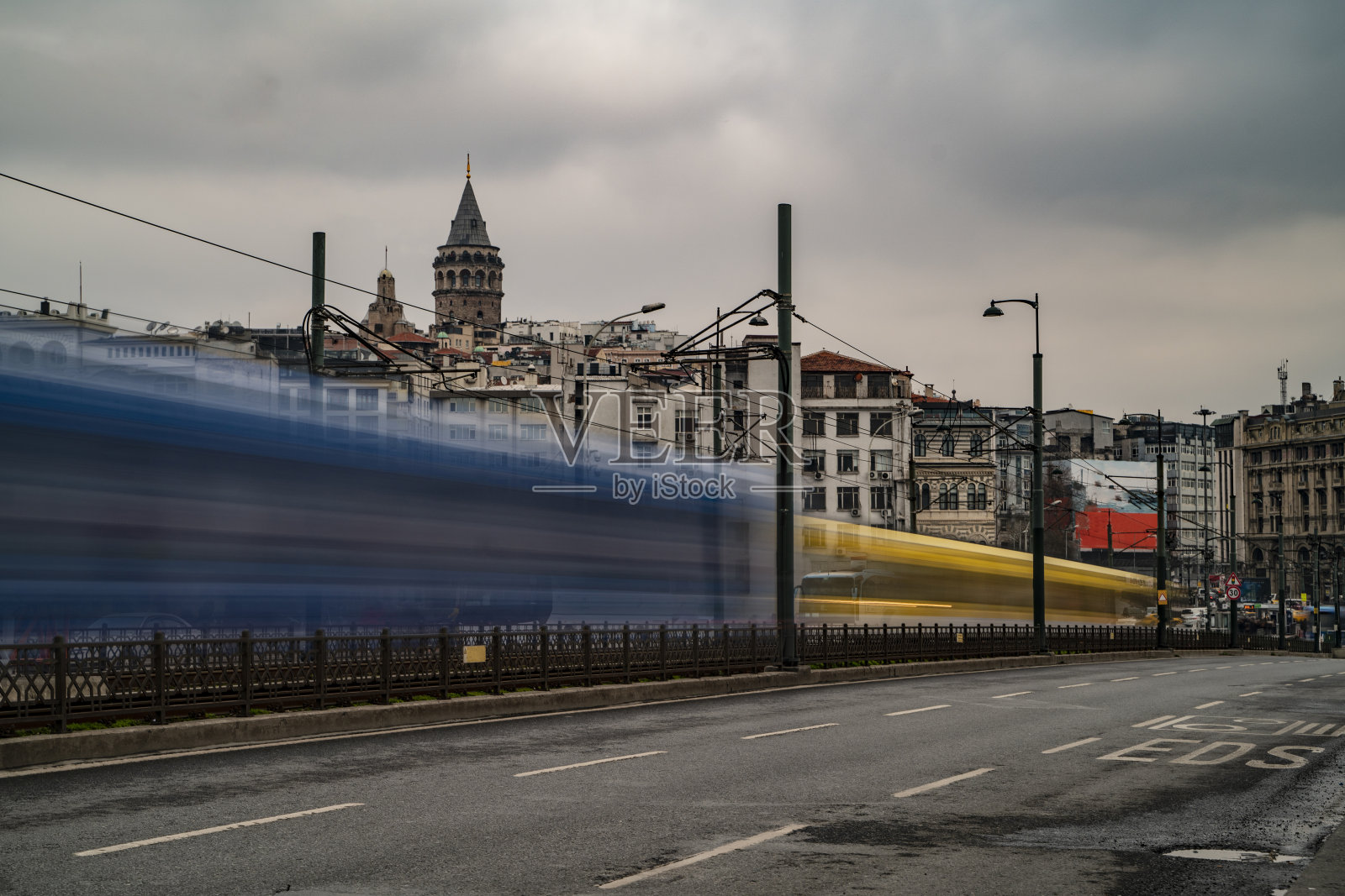 有轨电车通过伊斯坦布尔河口大桥和加拉塔的景色照片摄影图片