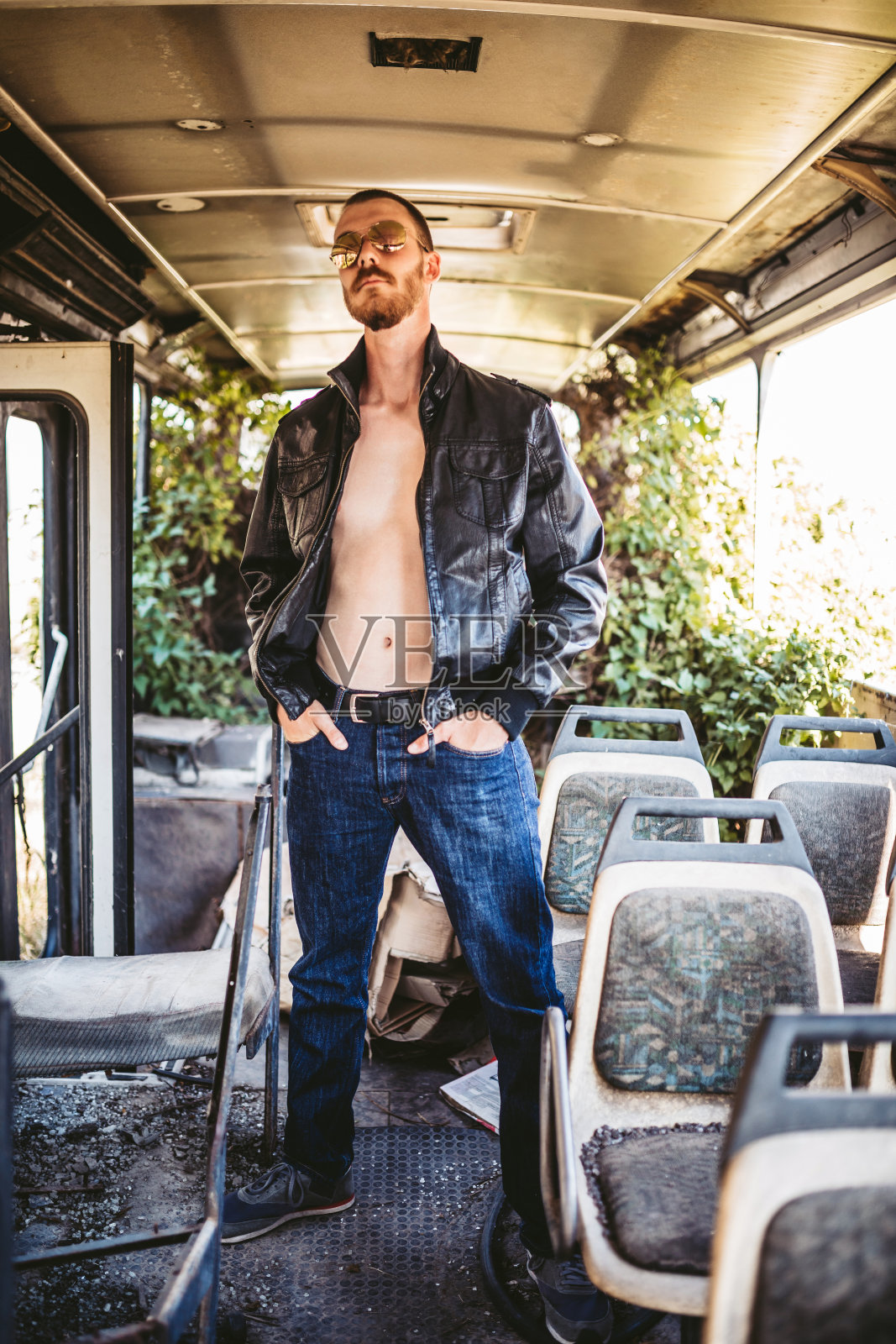 老巴士上的赤膊帅哥照片摄影图片