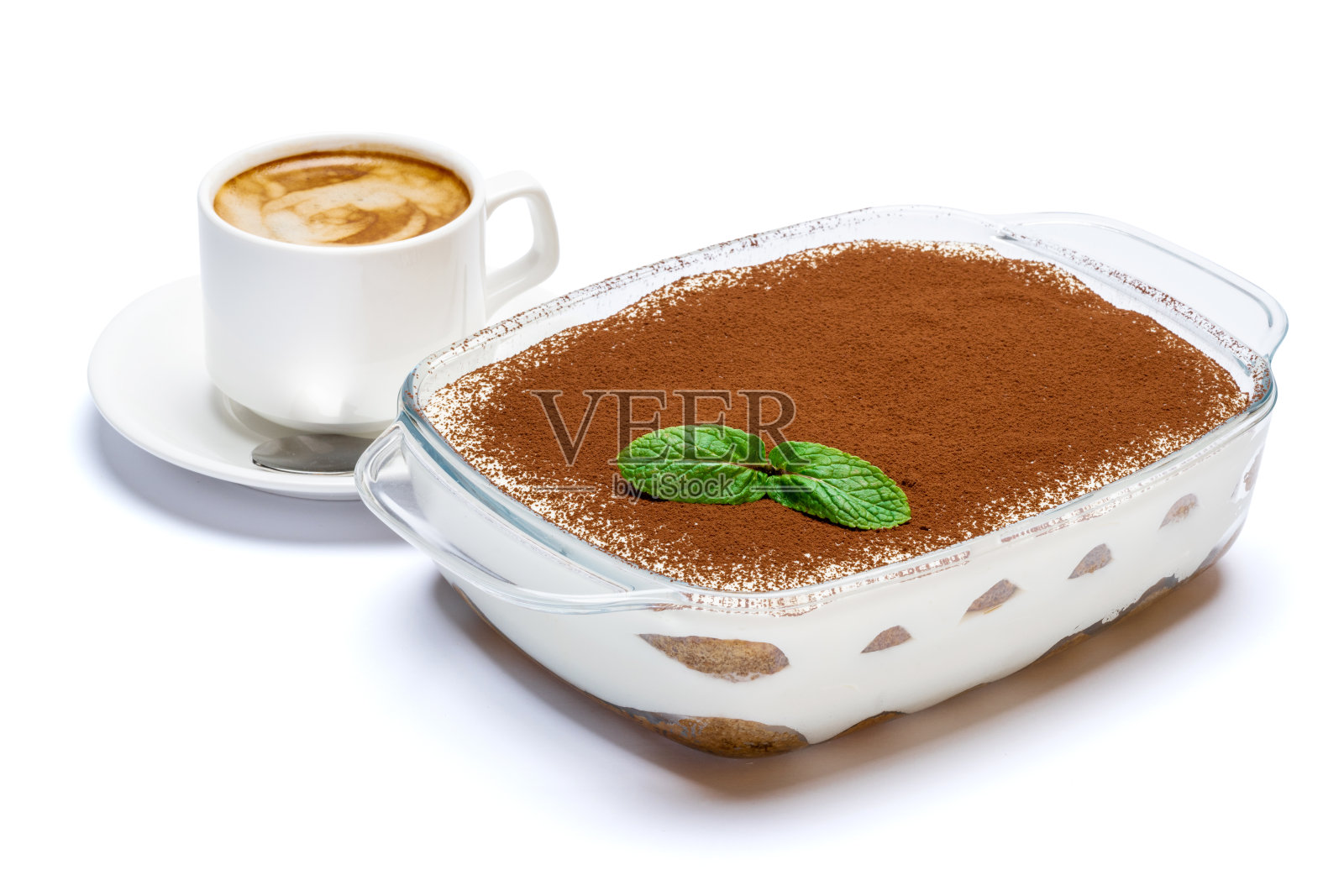 传统的意大利提拉米苏甜点在玻璃烘焙盘和一杯新鲜的浓缩咖啡孤立在白色背景与clipping路径照片摄影图片