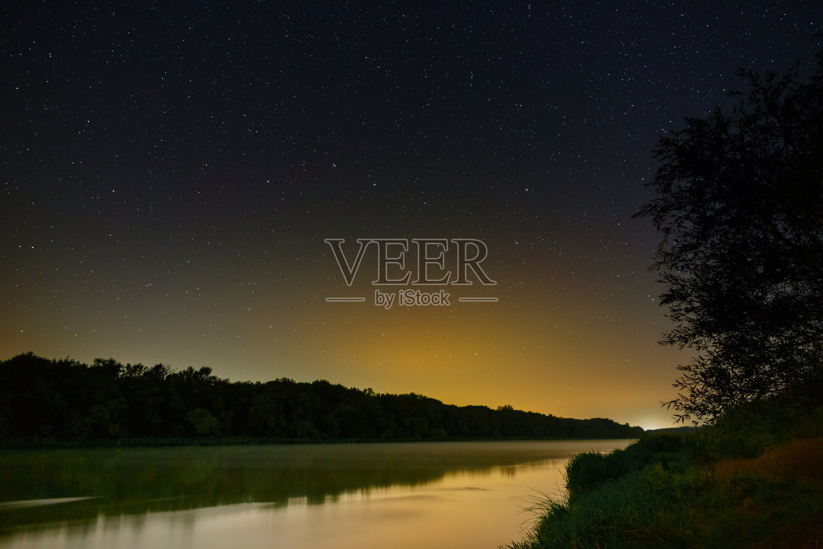 银河的星星在河的上空。长时间曝光拍摄的夜间景观。照片摄影图片