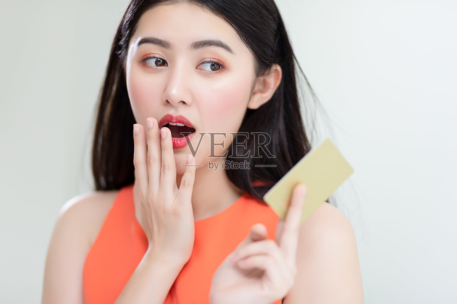 快乐的亚洲女孩手持信用卡，在线购物支付概念照片照片摄影图片