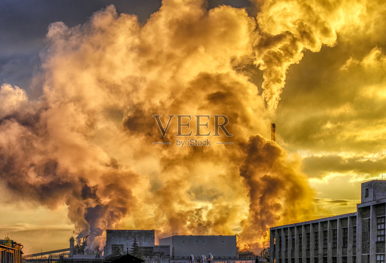 工厂烟囱排放造成的空气污染照片摄影图片