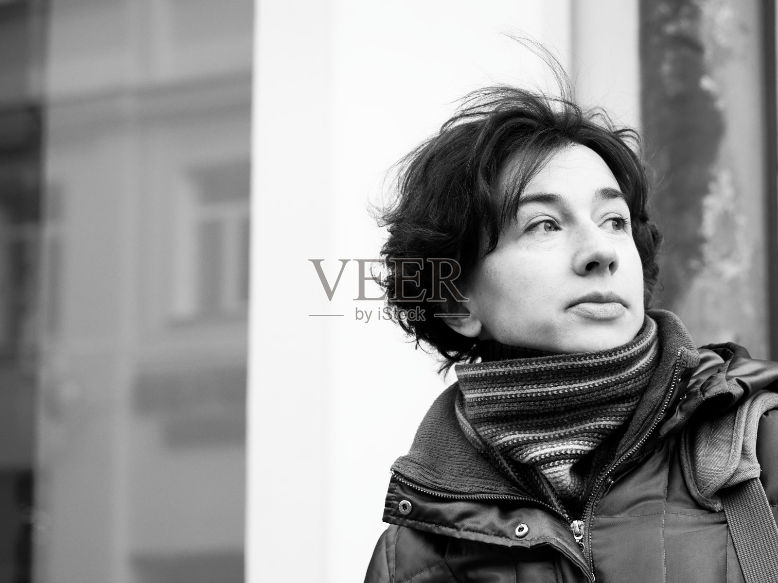 冬天的城市里的女人照片摄影图片