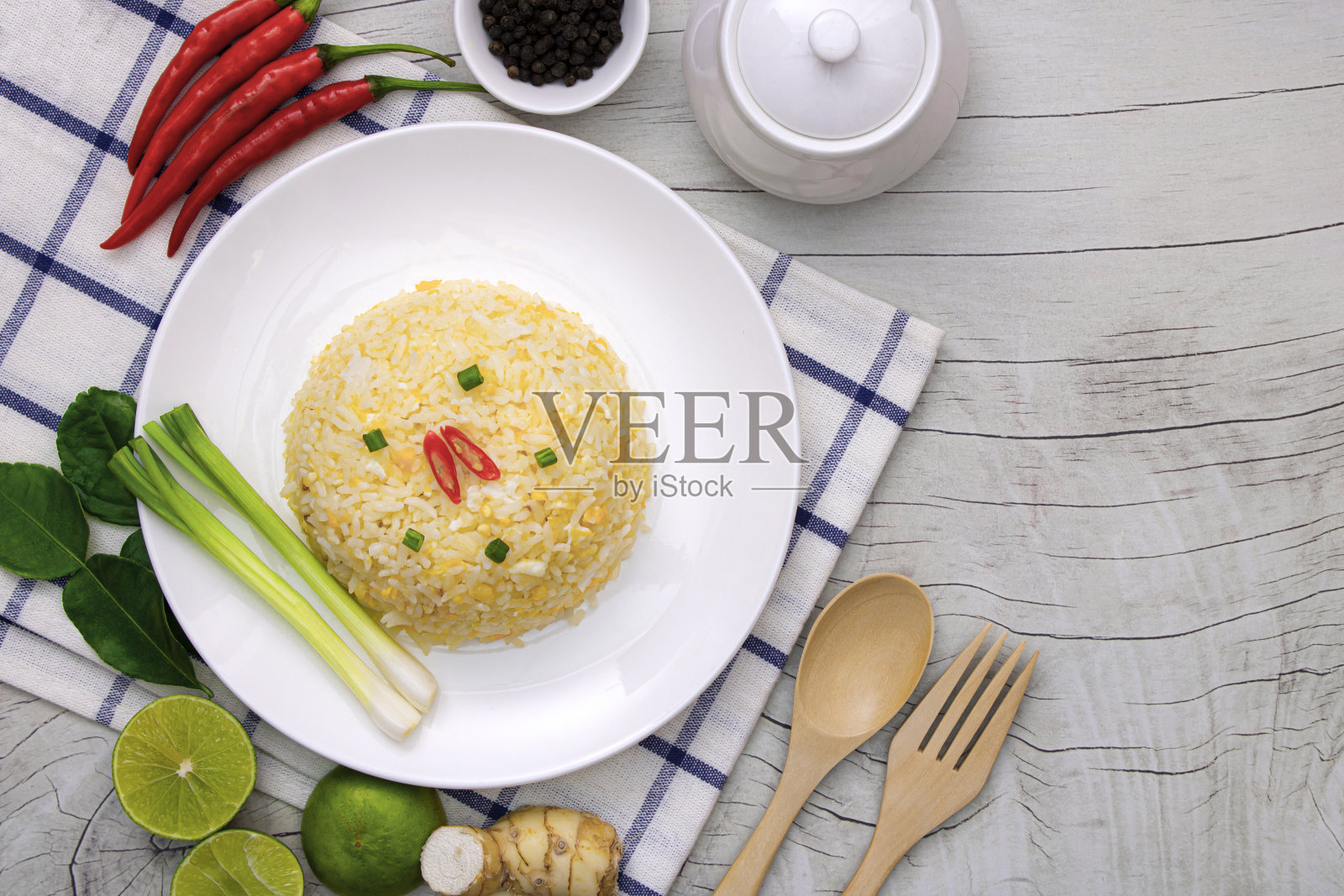 白盘炒饭和青菜，俯视图照片摄影图片