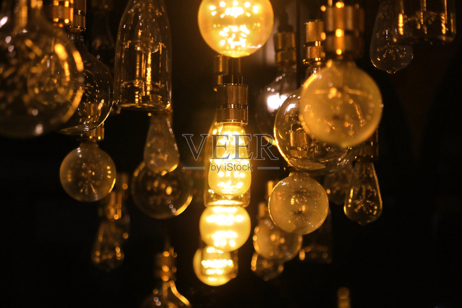 LED灯泡装饰在天花板上照片摄影图片