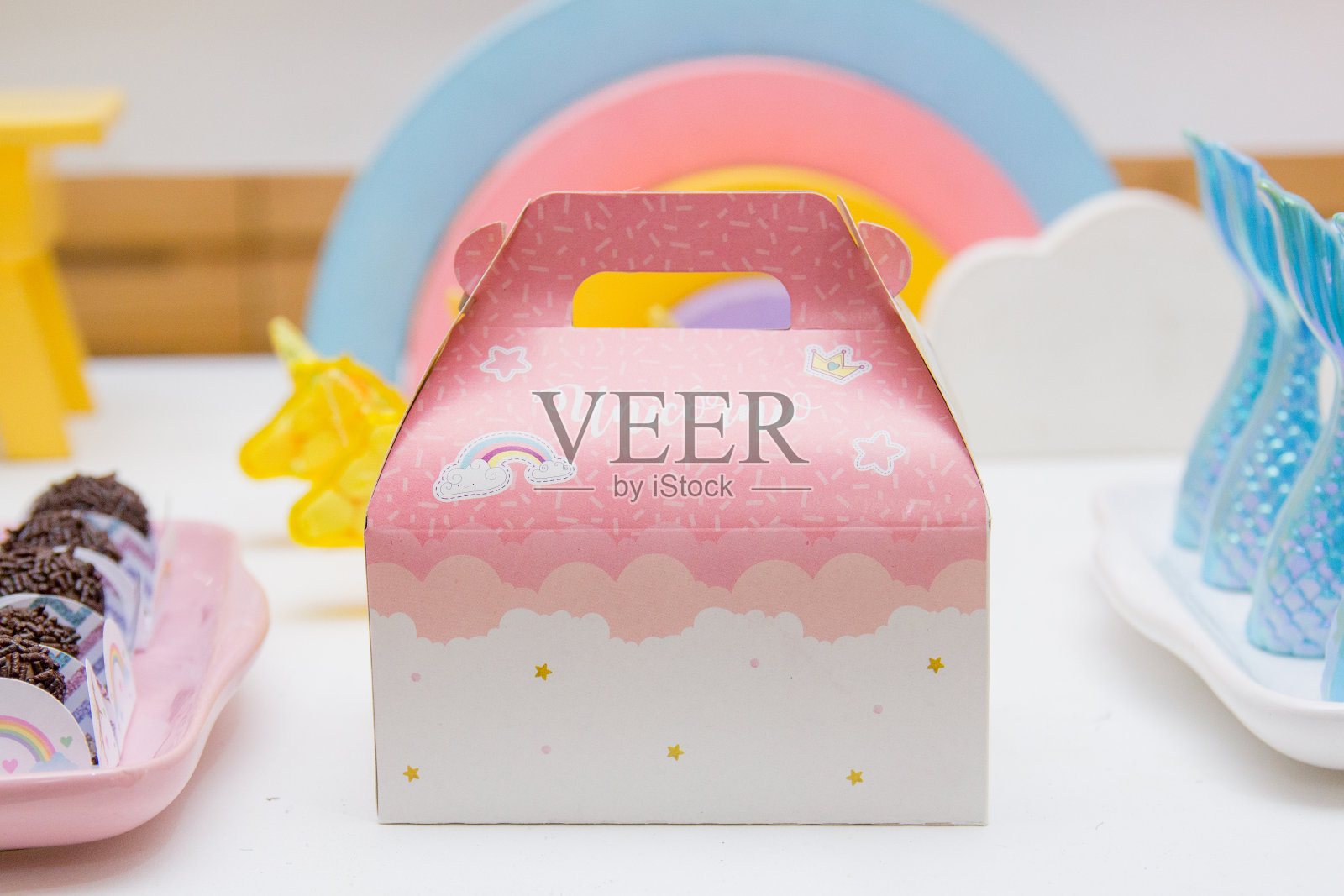 以独角兽为主题的生日装饰，在巴西广泛使用照片摄影图片